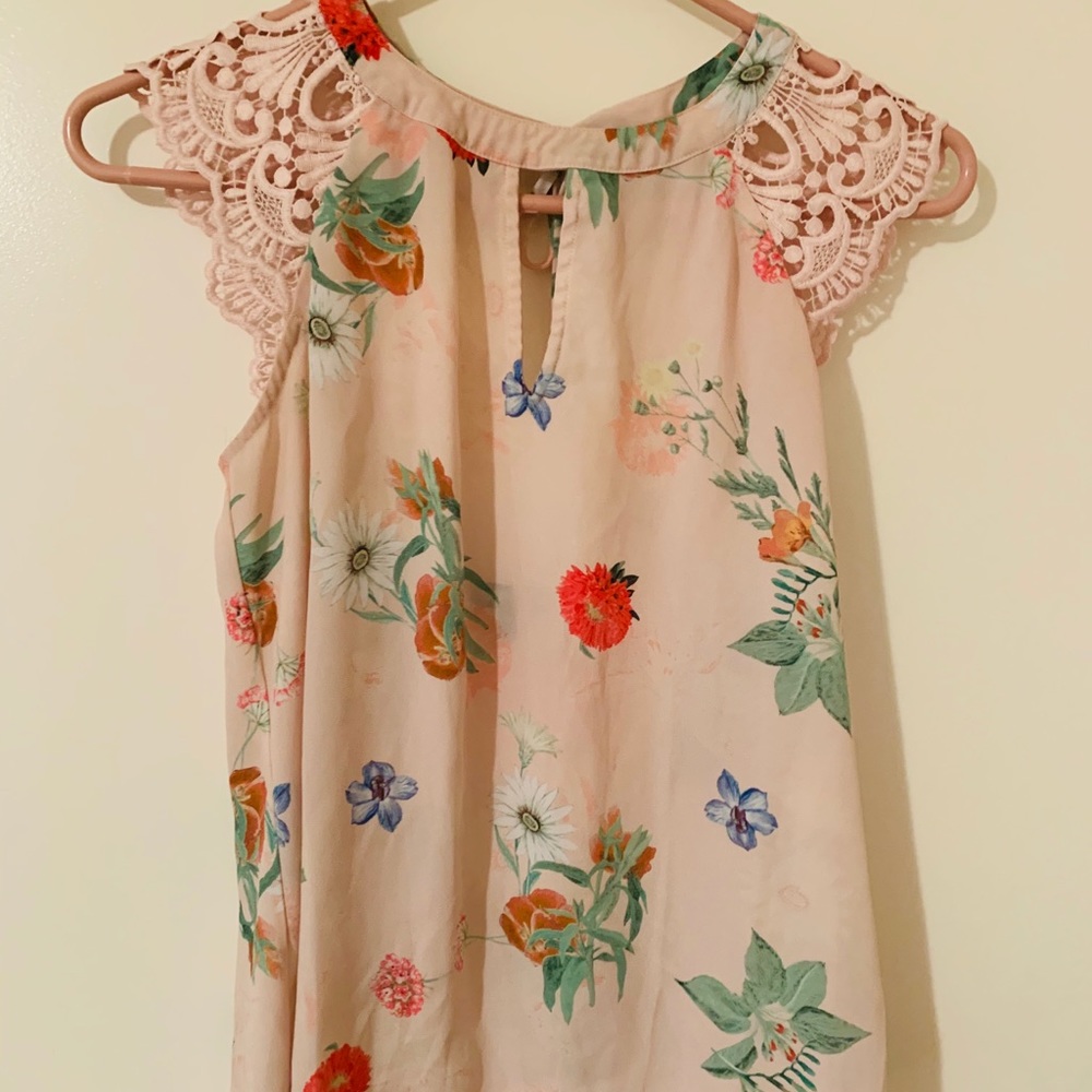 🚨FINAL SALE‼️🚨 EXPRESS EUC Pre-loved Floral Lace sleeve Blouse.